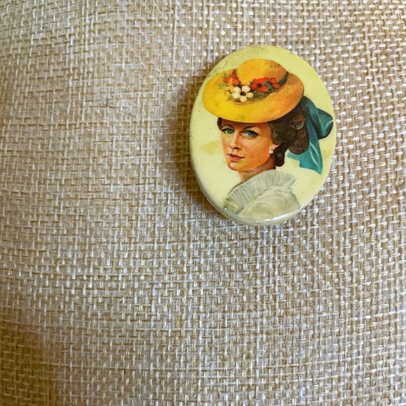 Vintage Wooden Cameo Brooch with Lady Portrait - Picture 3 of 6